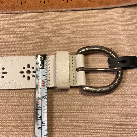 Olga Santini almost NEW laser cut leather belt - Picture 9 of 16